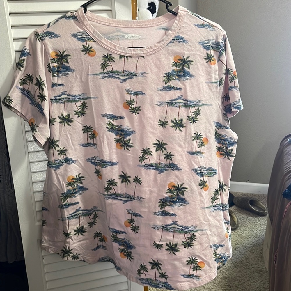 Pink sunset palms tshirt. Never worn. Old navy size large. Super cute